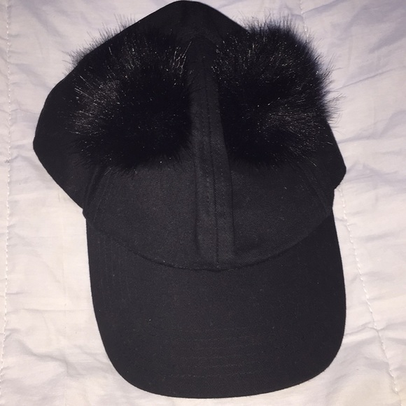 Cute black Pom Pom hat - Picture 1 of 3